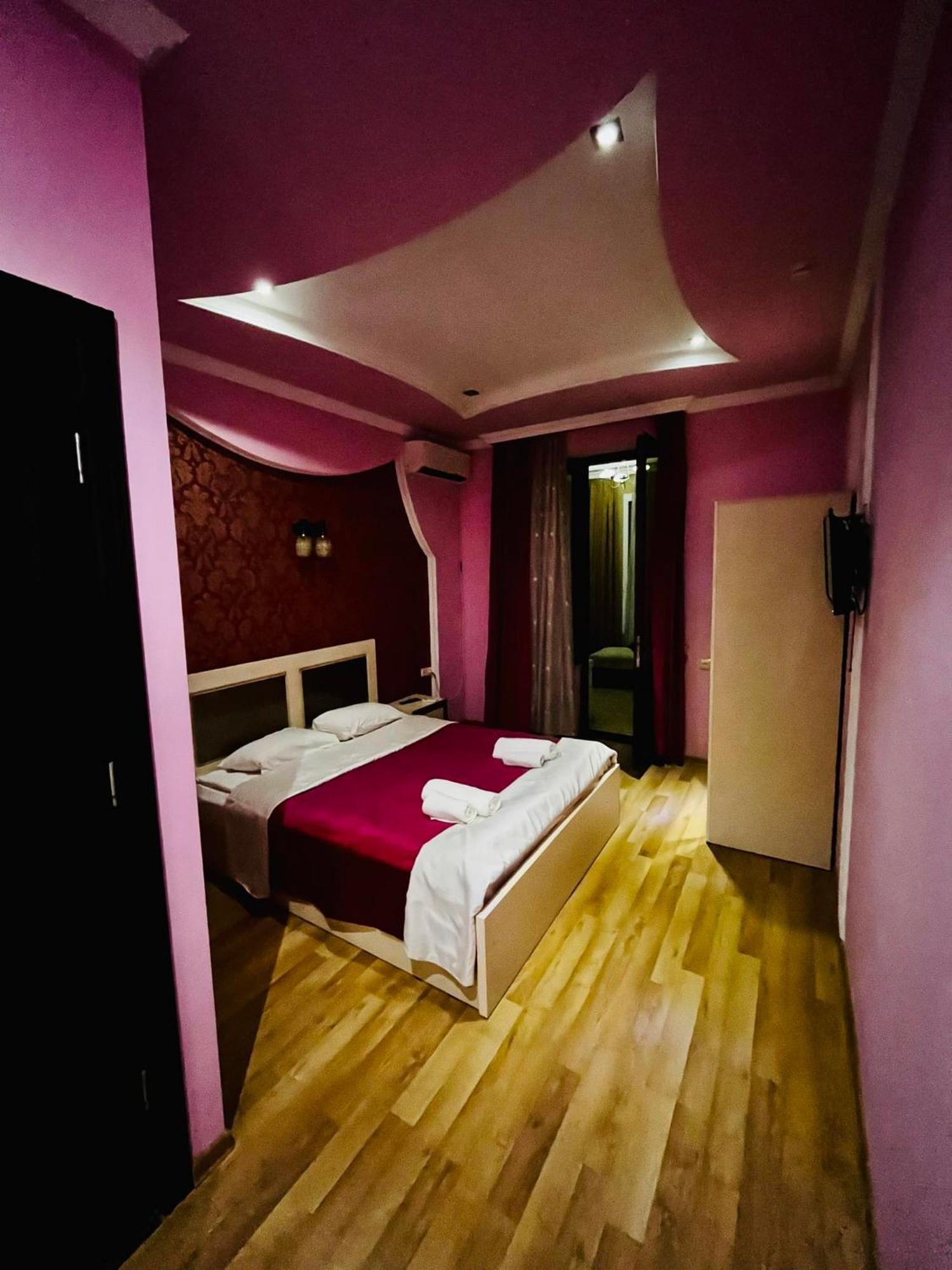 Lux Palace Hotel Kutaisi Exterior photo