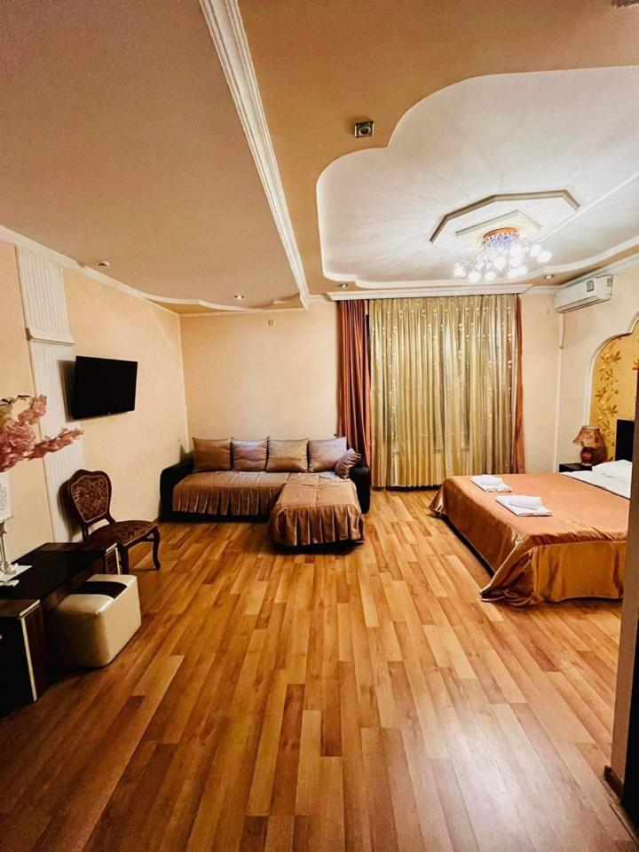 Lux Palace Hotel Kutaisi Exterior photo