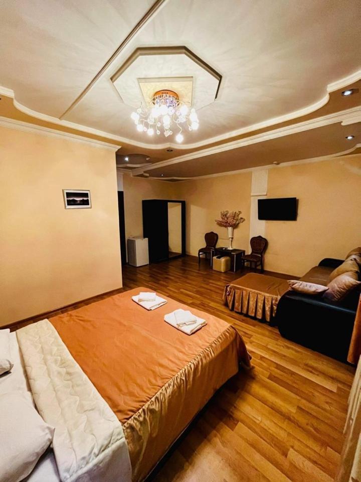 Lux Palace Hotel Kutaisi Exterior photo