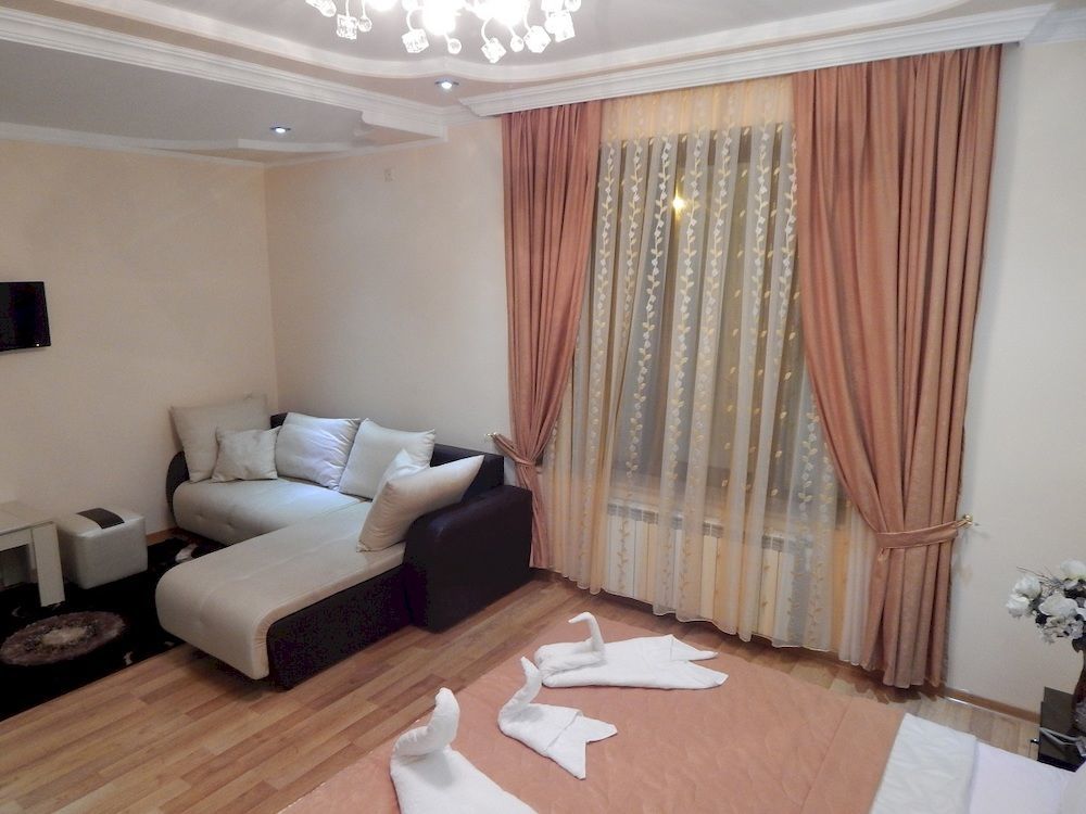 Lux Palace Hotel Kutaisi Exterior photo