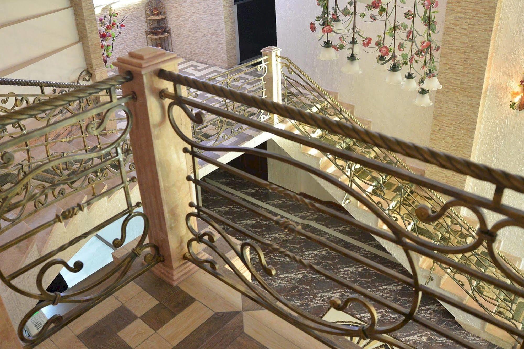 Lux Palace Hotel Kutaisi Exterior photo